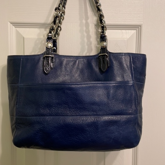 Coach leather shoulder bag. Great condition inside and out. - Picture 3 of 12